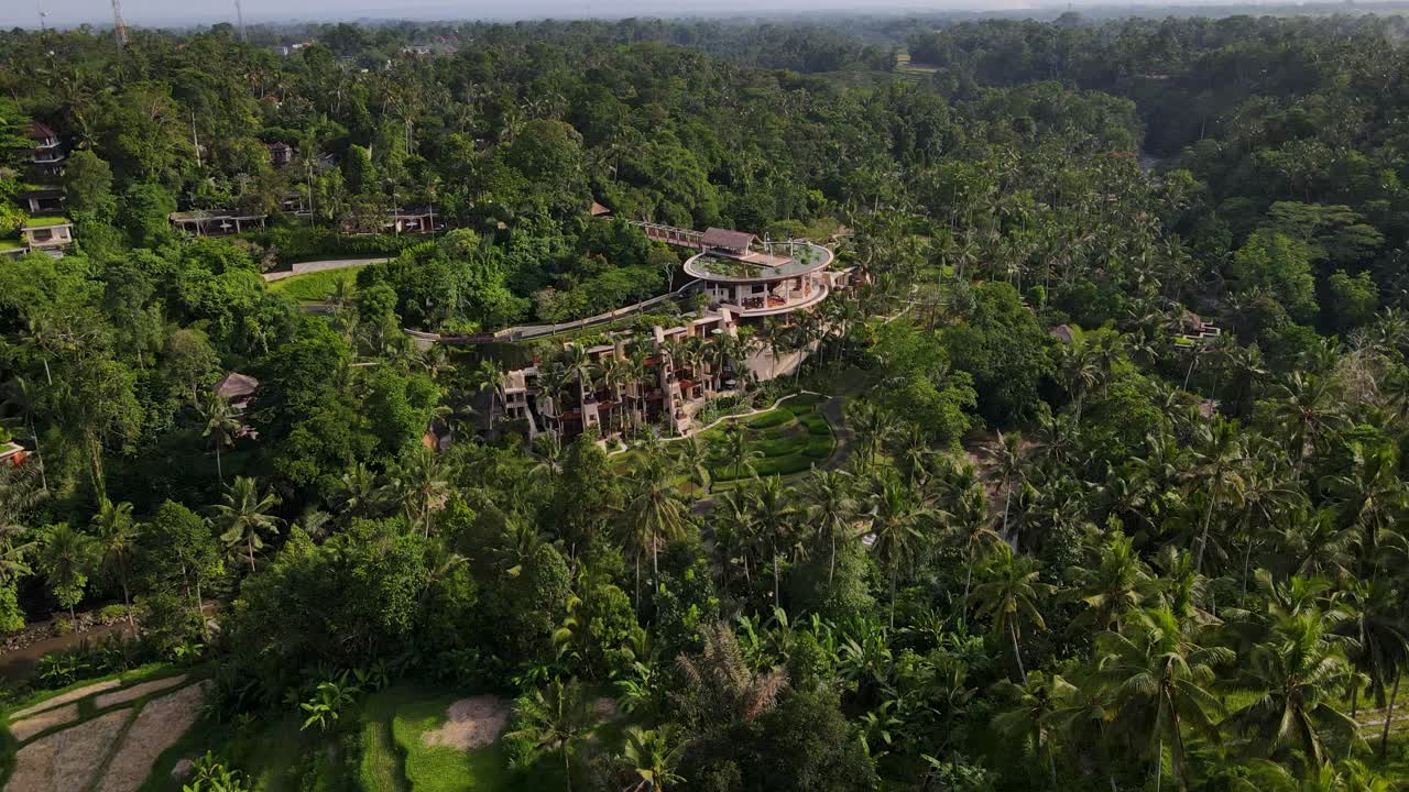 Vedute aeree del Four Seasons Resort Bali a Sayan, immerso nel cuore della vibrante giungla di Ubud