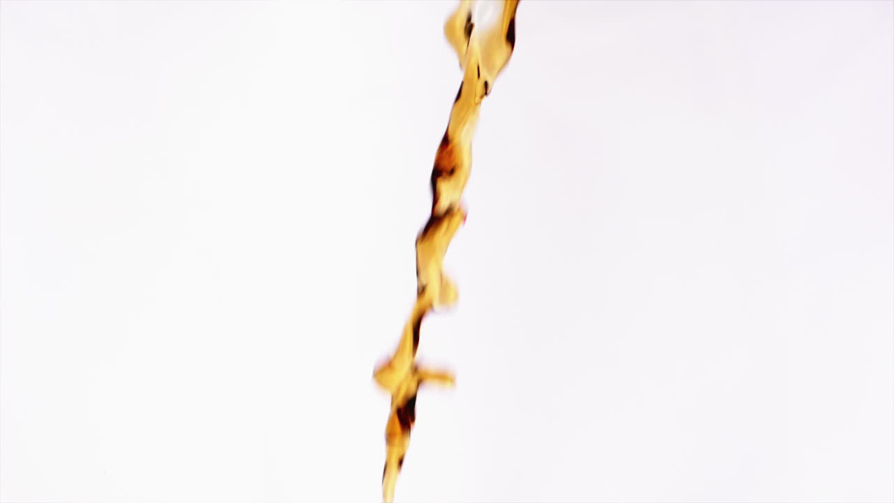 흰색 배경에 쏟아지는 갓 내린 커피