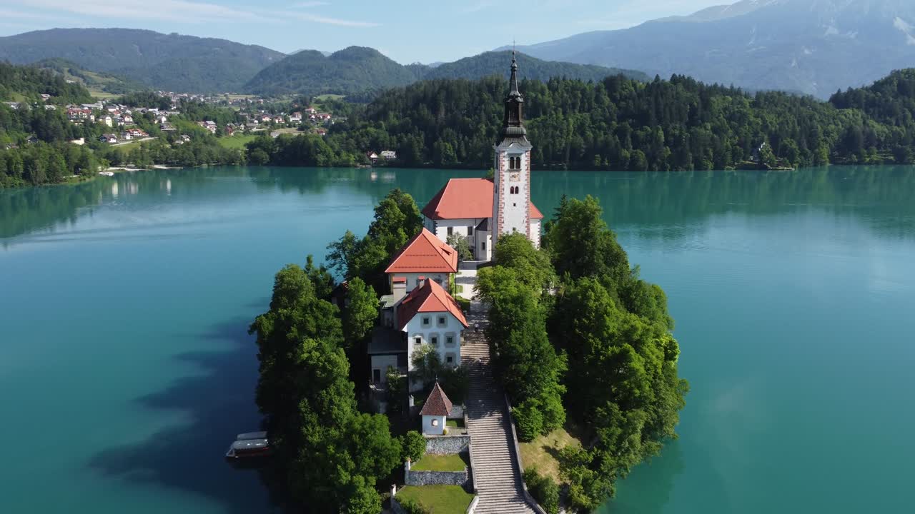 Lago e ilha românticos do Glaciar de Bled vistos de cima. Imagens de vídeo de stock de drone 4K de alta qualidade.
