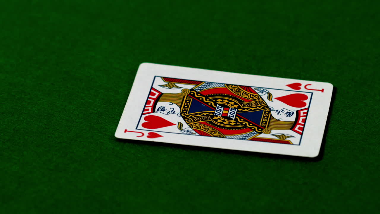 jack de corazones cayendo en la mesa del casino
