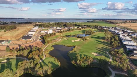 Sobre-El-Campo-De-Golf-Black-Bull,-Nuevas-Casas-En-Construcción-Y-El-Lago-Mulwala-Más-Allá