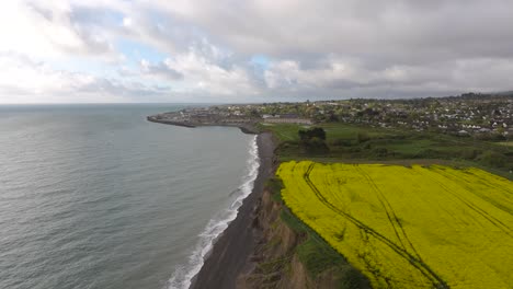 impresionante amanecer sobre el campo violado en greystones04 - 4k imágenes cinematográficas de drones - wicklow - irlanda