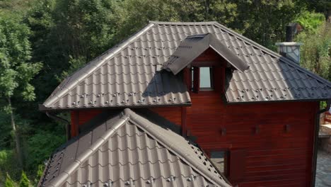 Ferienhaus-Mit-Swimmingpool-Steht-Neben-Grünem-Wald-Bei-Sommerwetter