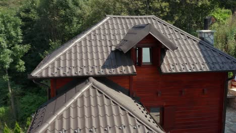 casa de vacaciones con piscina junto al bosque verde bajo el clima de verano
