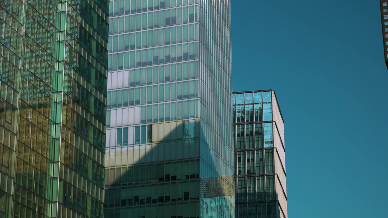 Edificios de oficinas contemporáneos en la Plaza Gwanghwamun, en Sejongno, Jongno-gu, Seúl, Corea del Sur. Ángulo bajo, toma panorámica.