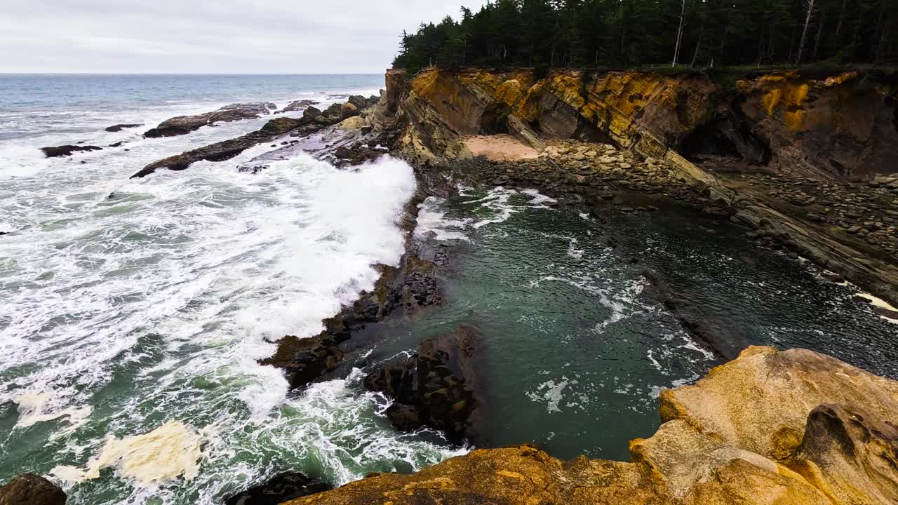 Onde spettacolari che si infrangono sulla costa rocciosa dell'Oregon.