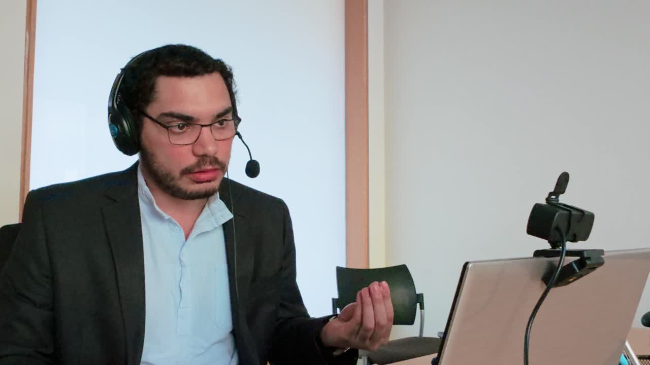 Esperto del settore che interviene a una conferenza virtuale