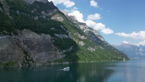 Kreuzfahrtschifftour-Durch-Die-Schweiz-Inmitten-Majestätischer-Berge-Und-Eines-Ruhigen-Sees