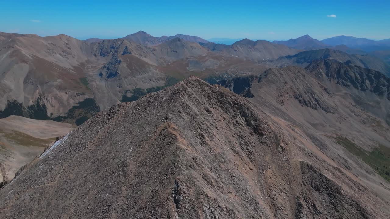 picos colegiados pico huron cumbre cumbre 14er caminata subida verano otoño montañas rocosas colorado drone aéreo tres apóstoles la plata switchback sendero buena vista soleado cielo azul círculo de paralaje a la derecha