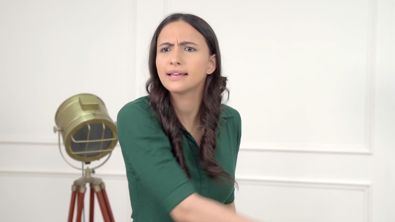 mujer india gritando a alguien