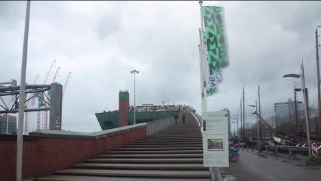 Zeitraffer-Der-Treppe-Im-Wissenschaftsmuseum-Nemo-In-Amsterdam,-Niederlande