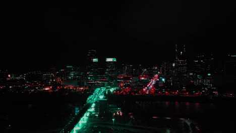 vista aérea del drone sobre el paisaje de la ciudad con luces y rascacielos
