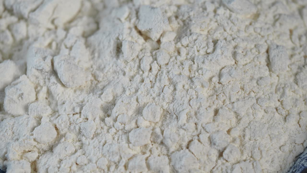 Primo piano di farina bianca in una ciotola blu decorata