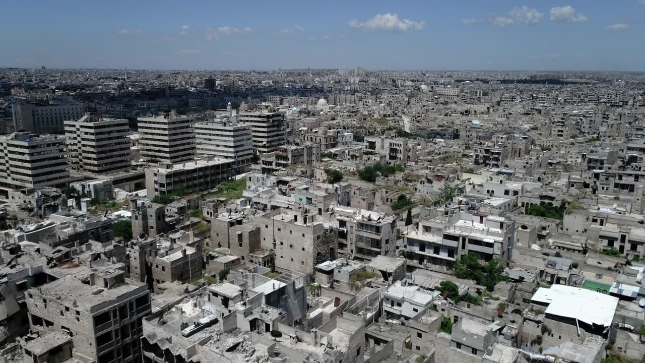 시리아 도시 위를 날아다니는 드론: 10년 전 내전 이후 여전히 폐허가 된 건물들