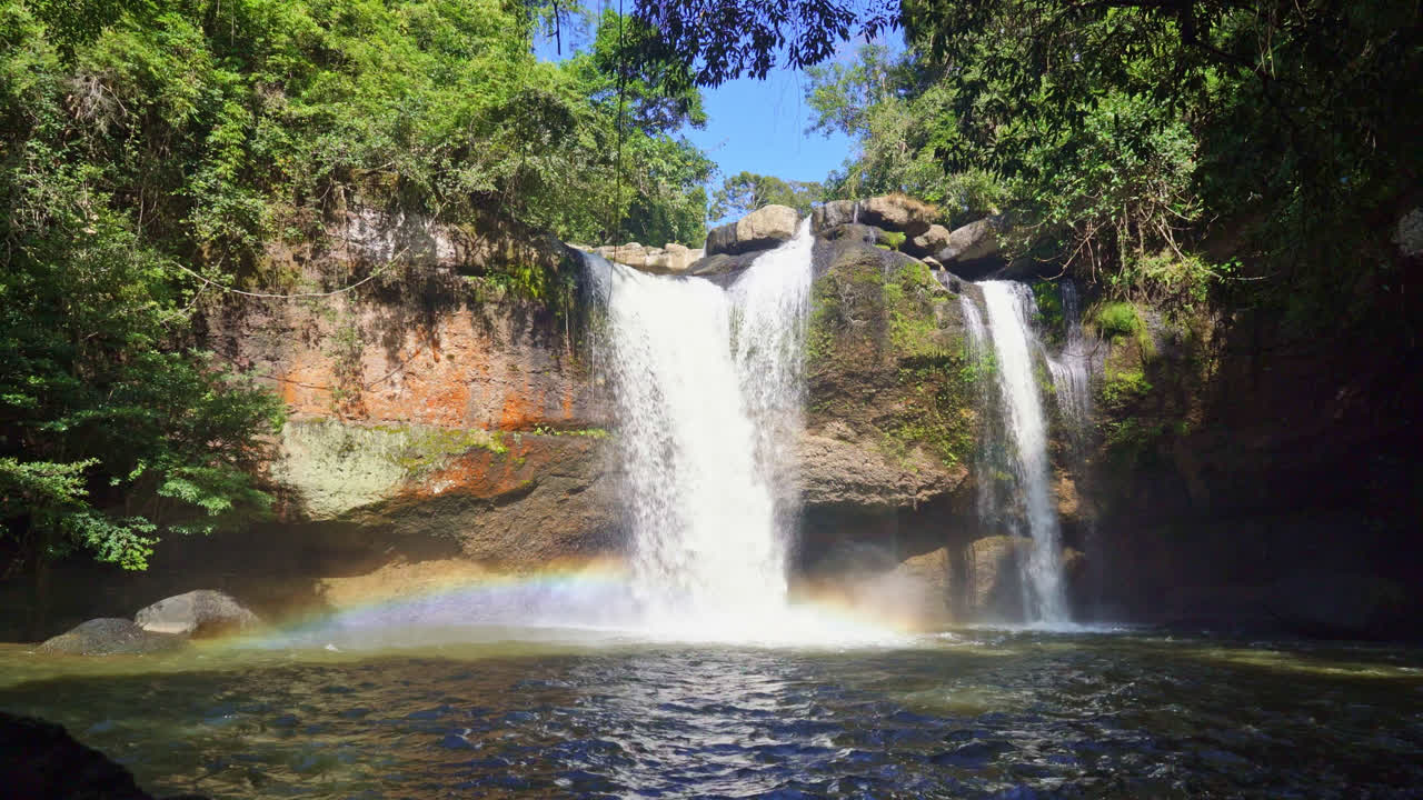 Bela cachoeira Haew Suwat no Parque Nacional Khao Yai, na Tailândia