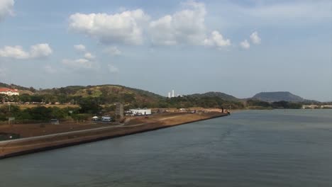 Paisaje-Alrededor-De-Las-Esclusas-De-Miraflores-En-El-Canal-De-Panamá