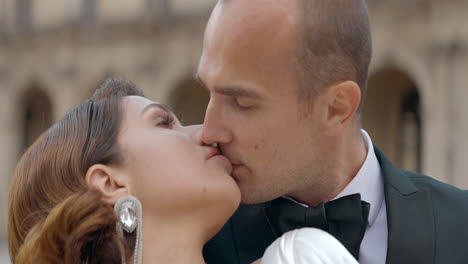 couple kissing outside