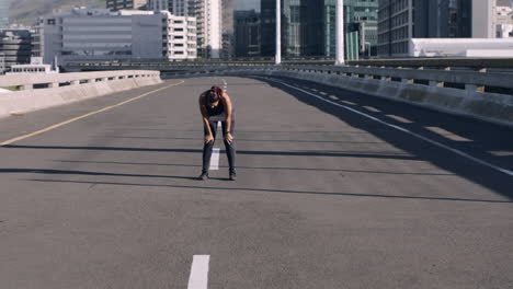 Estirando,-Corriendo-Y-Mujer-En-La-Calle-De-La-Ciudad