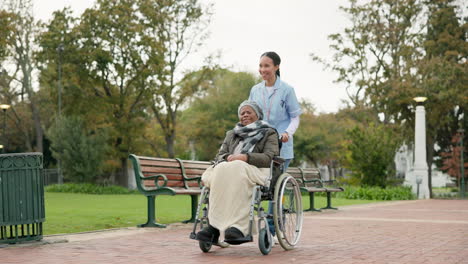 Krankenschwester,-Spazierengehen-Und-Parken-Mit-Alter-Frau