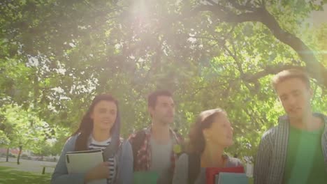 video de diversos estudiantes masculinos y femeninos hablando y caminando en un día soleado