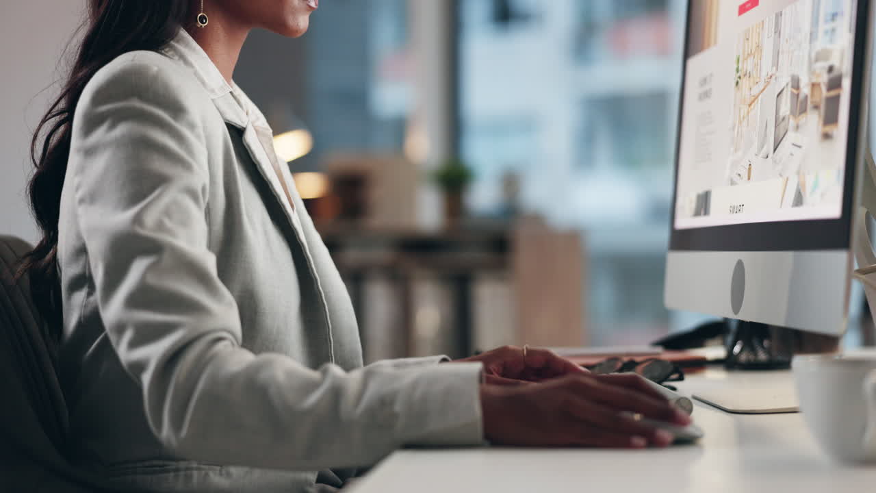 mujer de negocios trabajando en una computadora en una oficina moderna