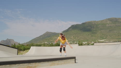 cool joven patinadora de ruedas patinaje