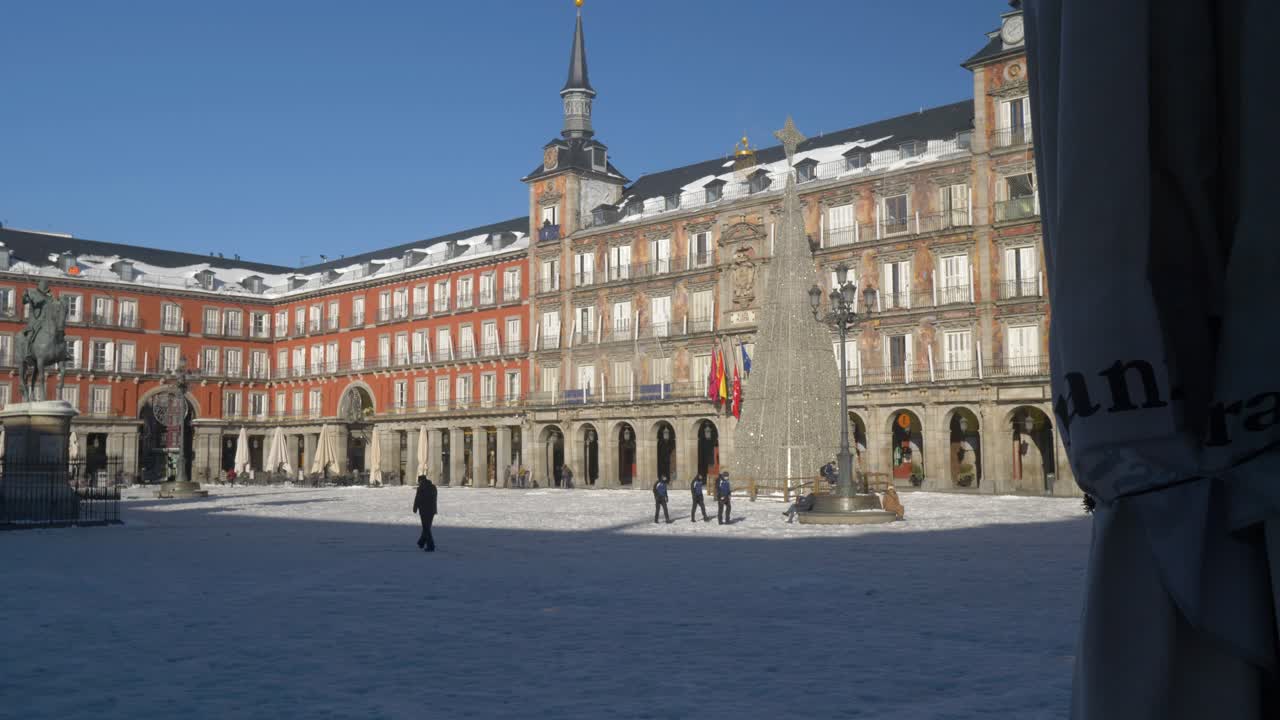 La tempesta di neve lascia Plaza Mayor, Madrid, coperta di neve