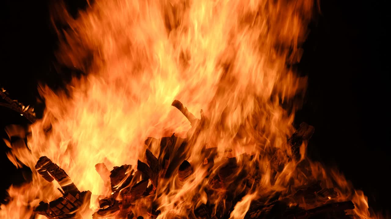 검은색 배경 에 밤 에 큰 불꽃 이 불타고 있다