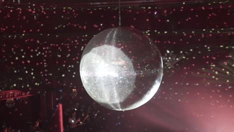 enorme bola disco en cámara lenta en un club en londres 4