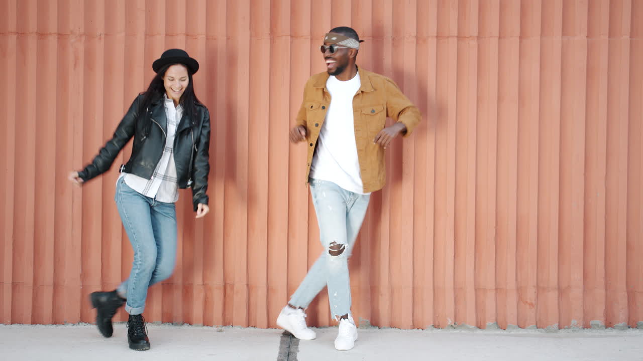 pareja bailando al aire libre