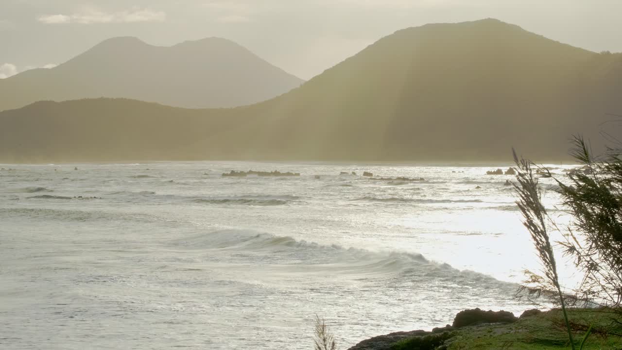 해질녘 해변의 조감도