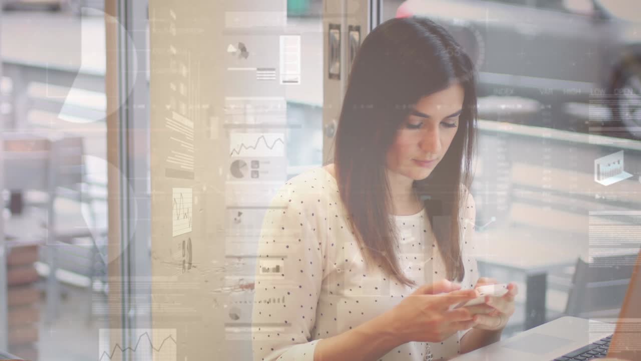 animación de estadísticas y procesamiento de datos sobre mujeres de negocios que usan teléfonos inteligentes