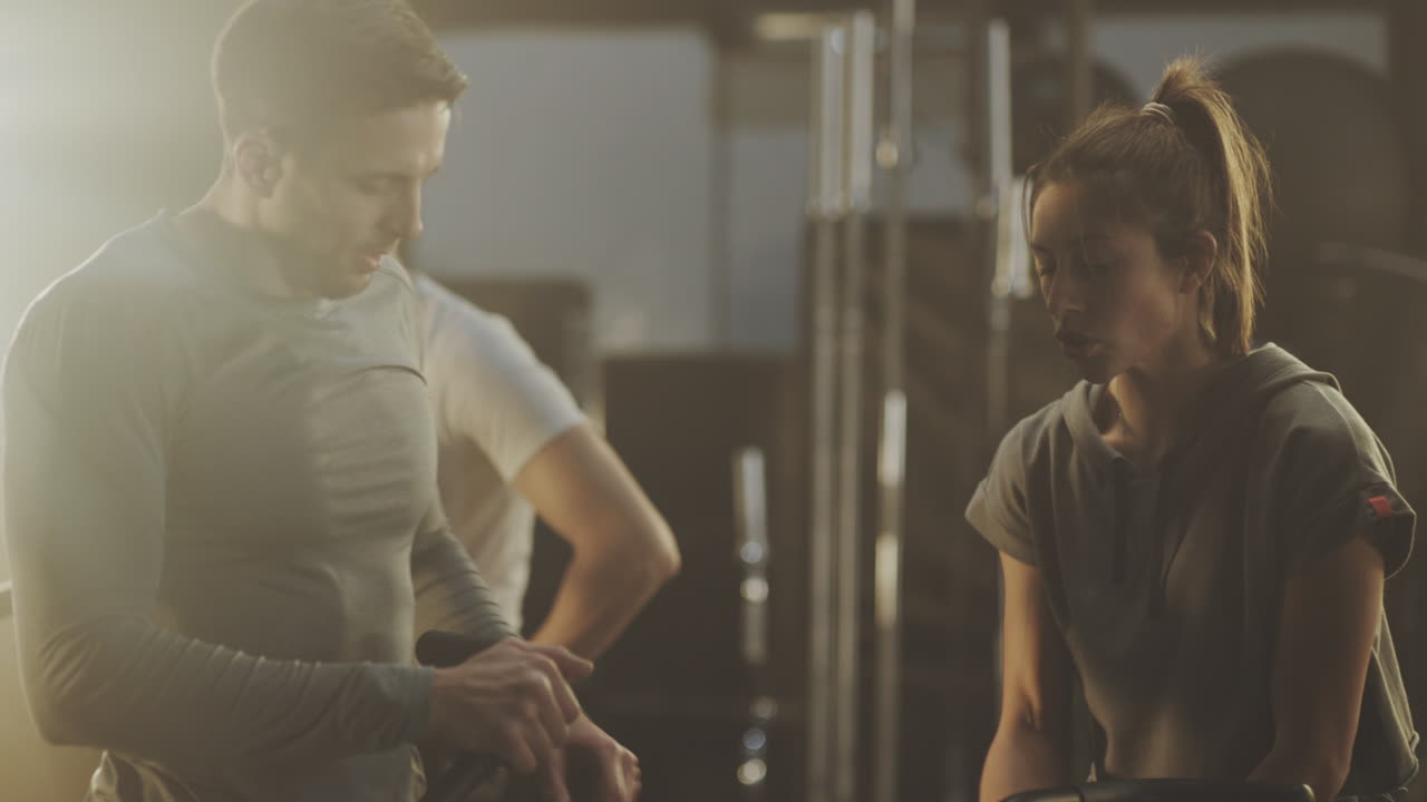 pareja haciendo ejercicio en el gimnasio