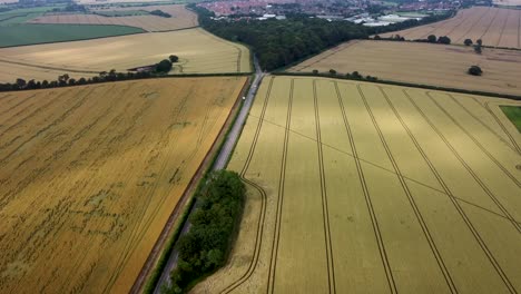 4K-Drohnenaufnahmen,-Die-Entlang-Einer-Landstraße-In-Aylesham,-Kent,-England,-Fliegen