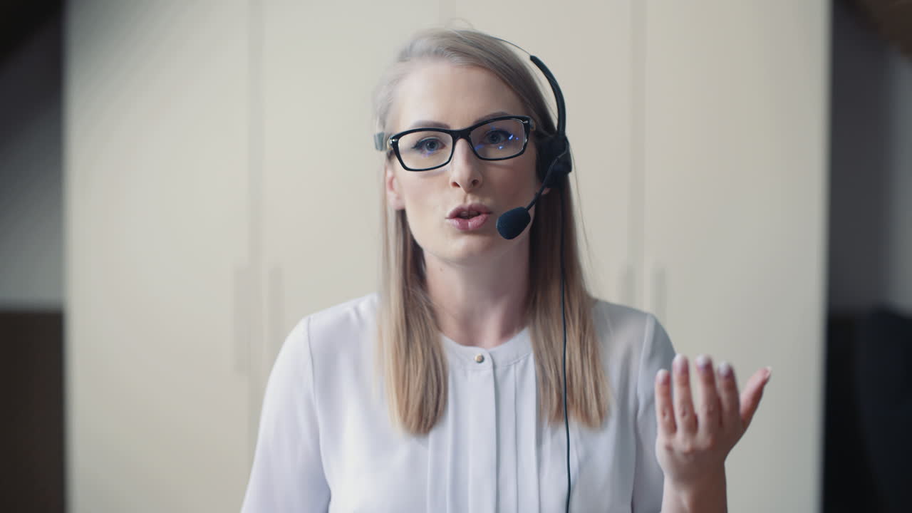 el agricultor comprueba el trigo en busca de enfermedades