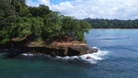 Vista-De-Dron:-La-Selva-Tropical-De-Gandoca-manzanillo-Se-Encuentra-Con-Las-Claras-Olas-Del-Océano.