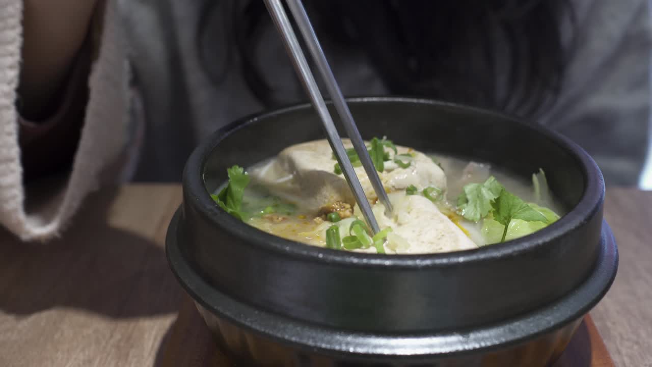 중국식 식당에서 토푸 핫을 먹고 있어요.