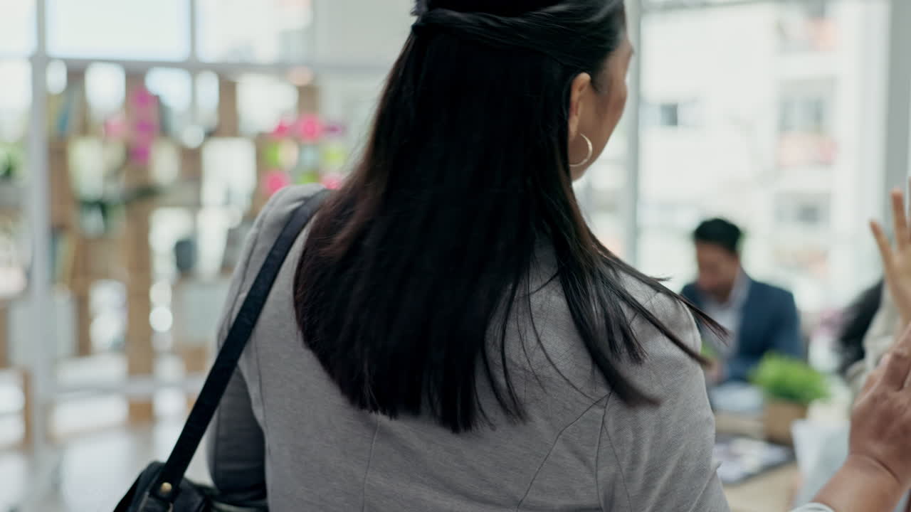 사무실, 공동 작업 및 기술과 바쁜 여성