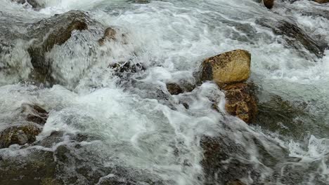 Agua-Del-Río-De-Montaña-Con-Primer-Plano-En-Cámara-Lenta