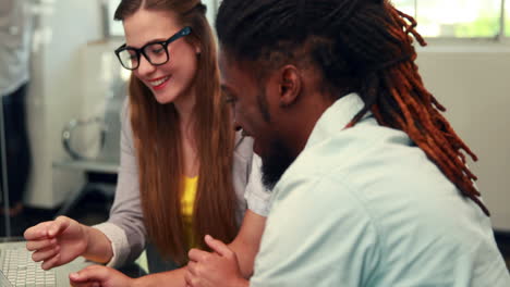 estudiantes de moda trabajando en equipo