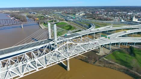 4k luchtfoto louisville kentucky stadsverkeer rivier brug viaduct cirkel