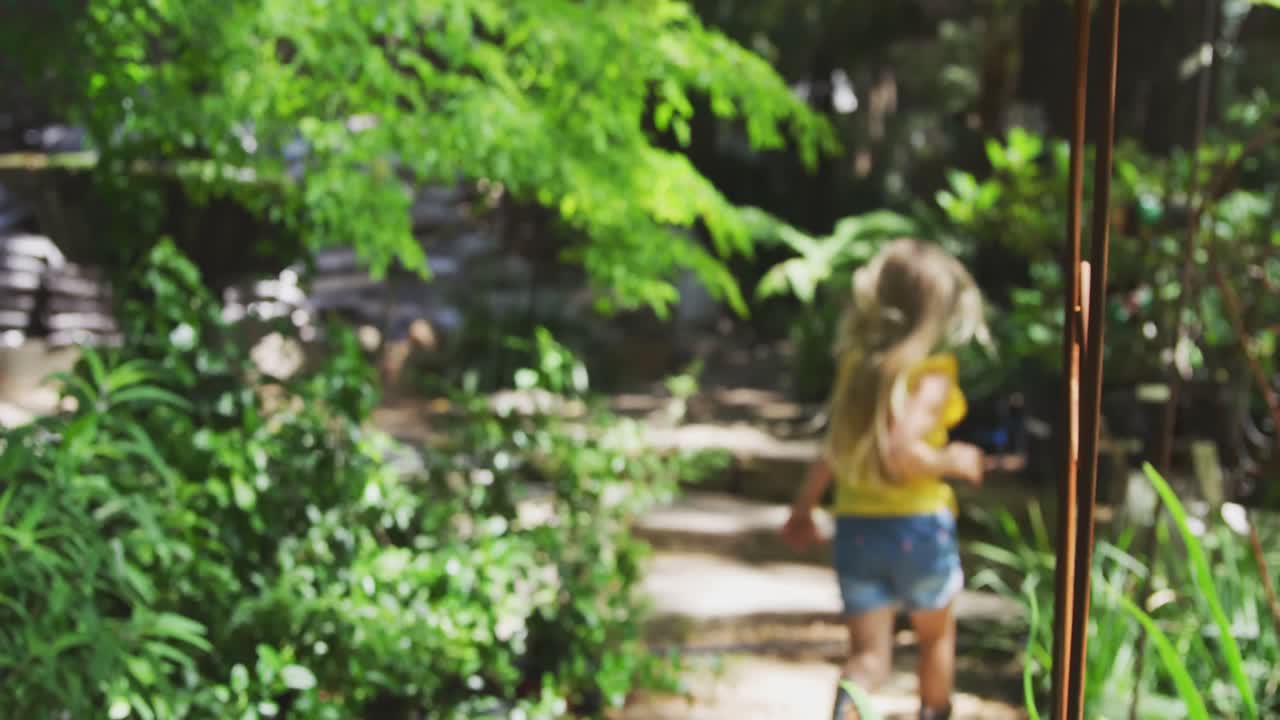 una niña vagando por la naturaleza