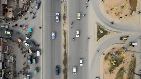 el pulso de la ciudad: una vista de pájaro del tráfico en movimiento en una concurrida intersección en pakistán
