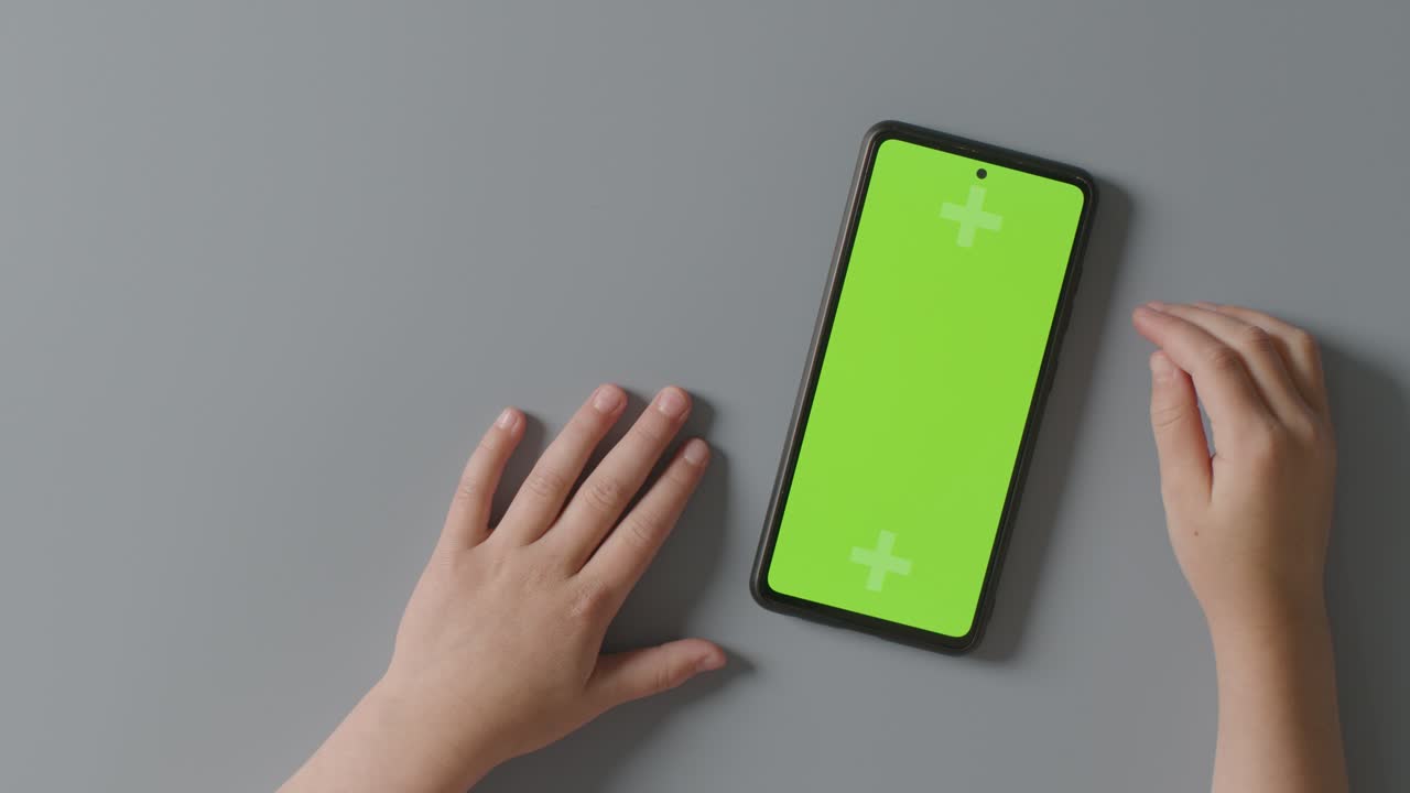 초록색 화면을 기다리는 아이의 오버헤드 스튜디오  ⁇  2 휴대 전화 로드