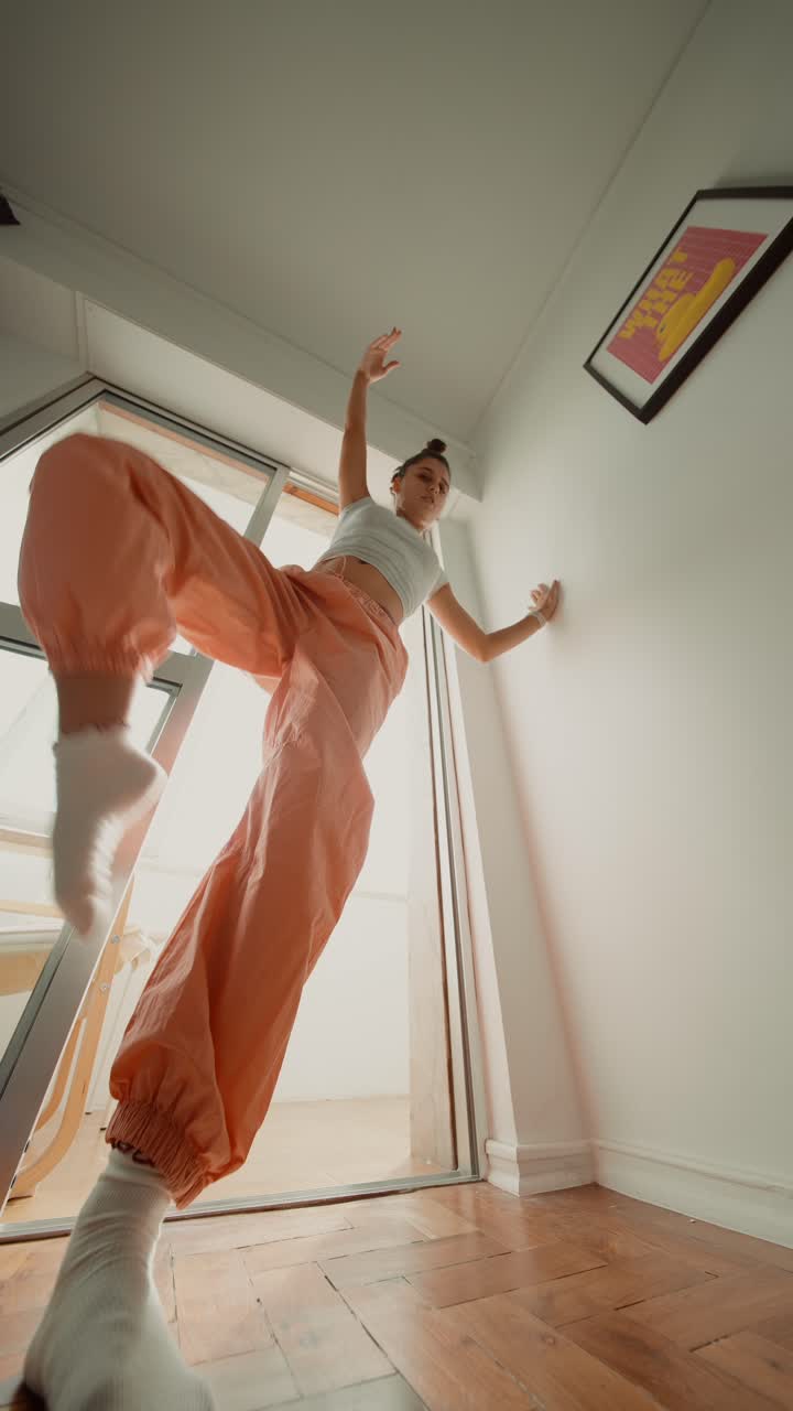 Donna che balla con pantaloni rosa