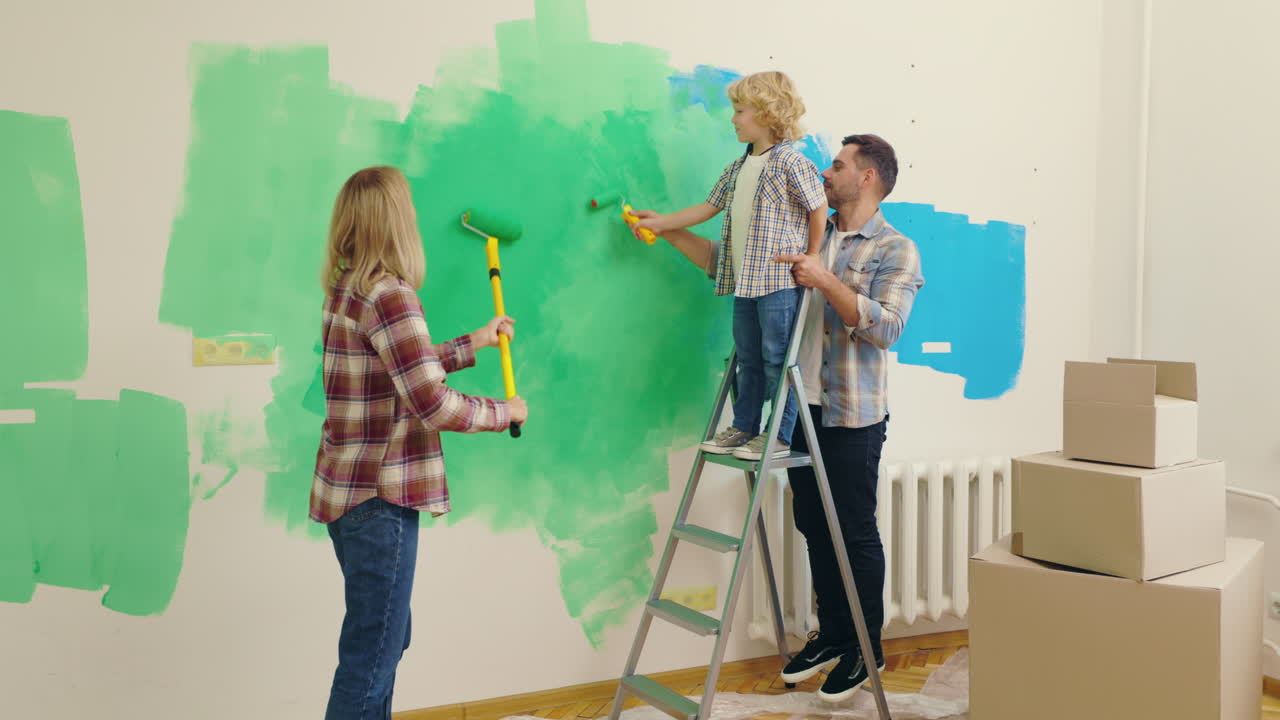 семья рисует комнату вместе