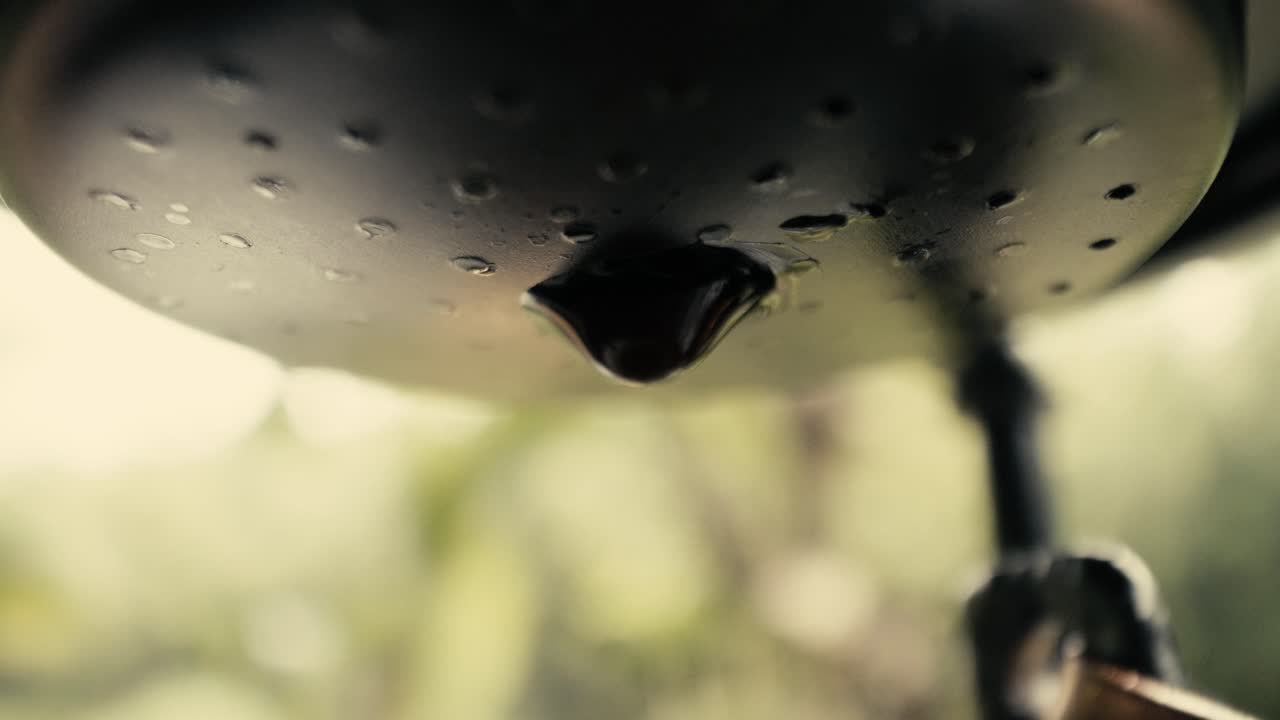 정원 밖의 베트남에서 느리게 흘러내리는 로부스타 커피 메이커의 근접