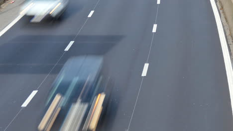 tráfico rodado irreconocible de tres carriles durante el día - estilo de lapso de tiempo de video de obturador largo