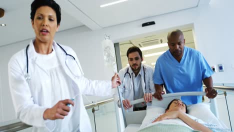 los médicos acuden a un paciente en la uci.