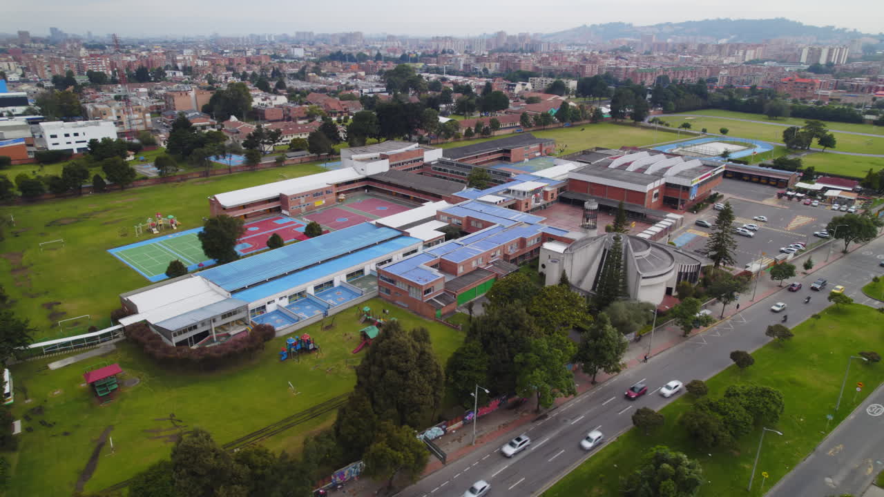 대형 학교 건물 캠퍼스  ⁇ 플렉스를 둘러싸고 공중 트래픽을 설정하는 공중 드론